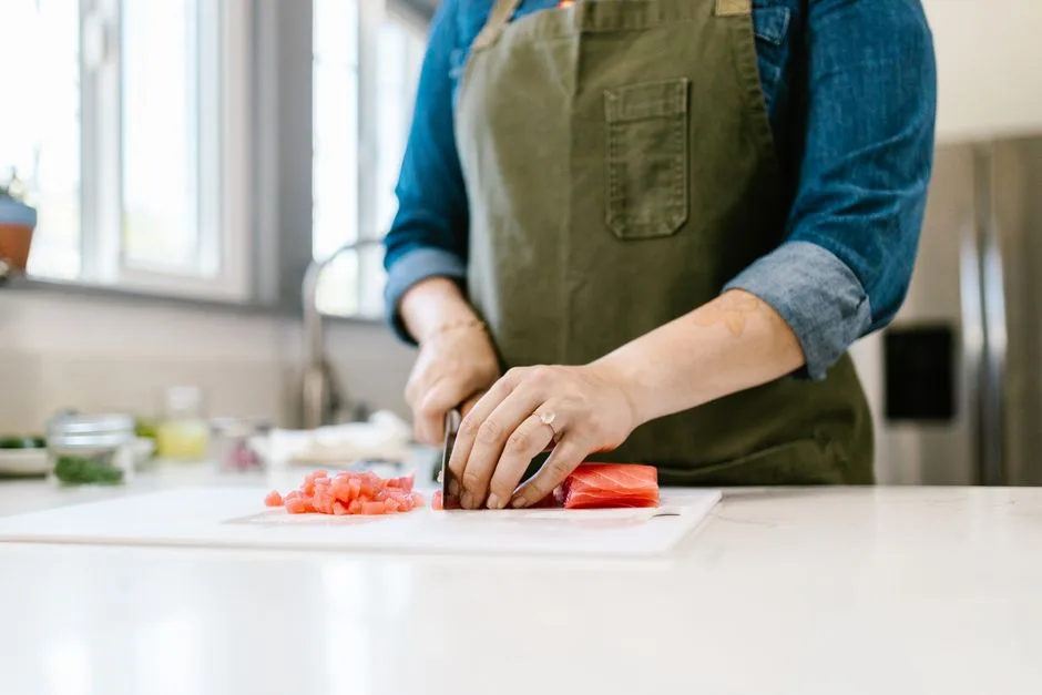 Preparo de ingredientes frescos numa cozinha em casa