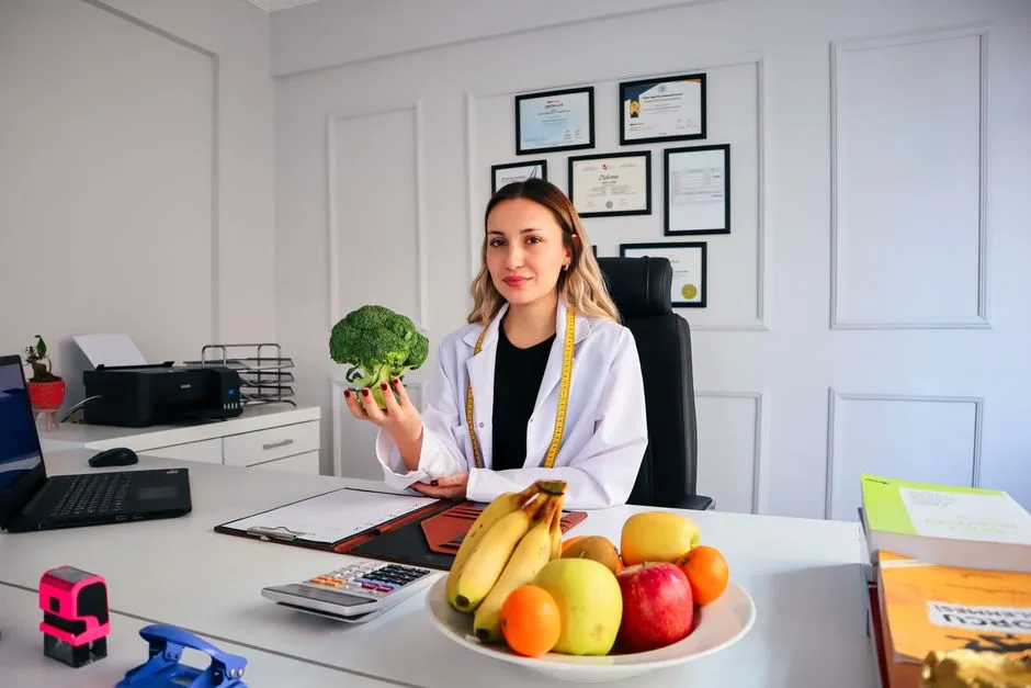 Nutricionista conversando com paciente durante consulta