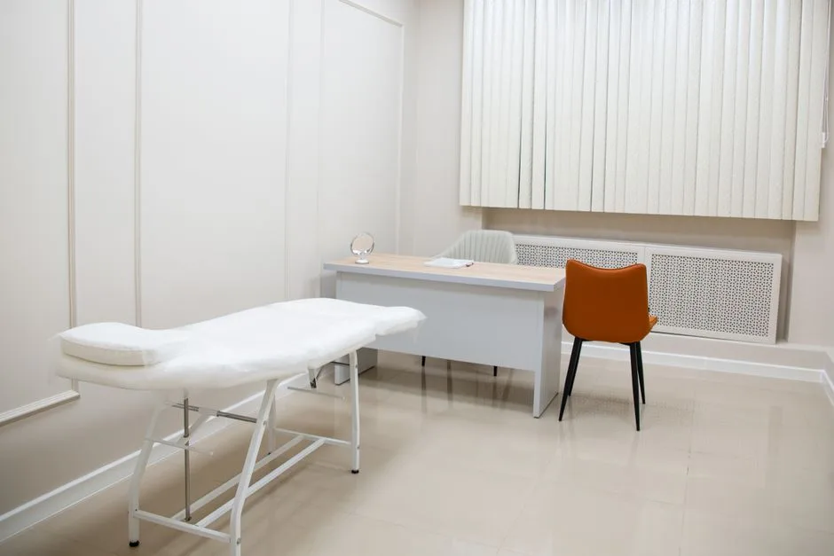 Consultório médico com mesa de atendimento