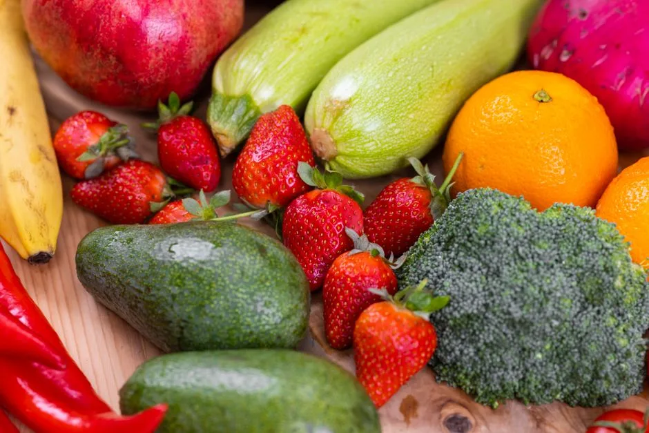 Variedade de frutas e vegetais coloridos sobre a mesa