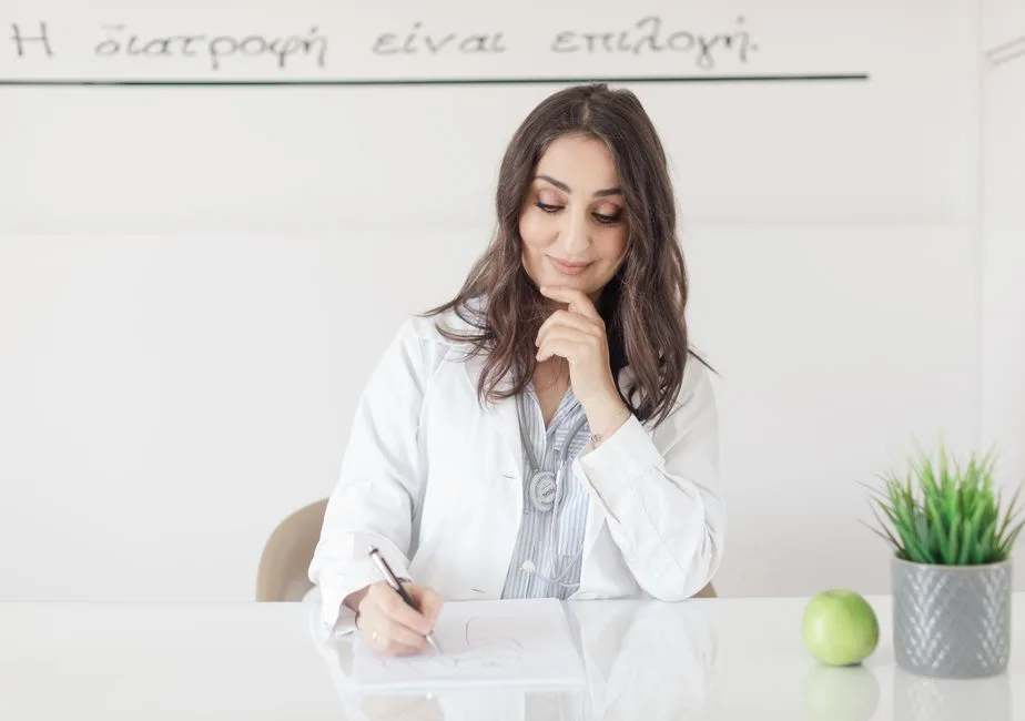 Nutricionista fazendo anotações durante uma consulta