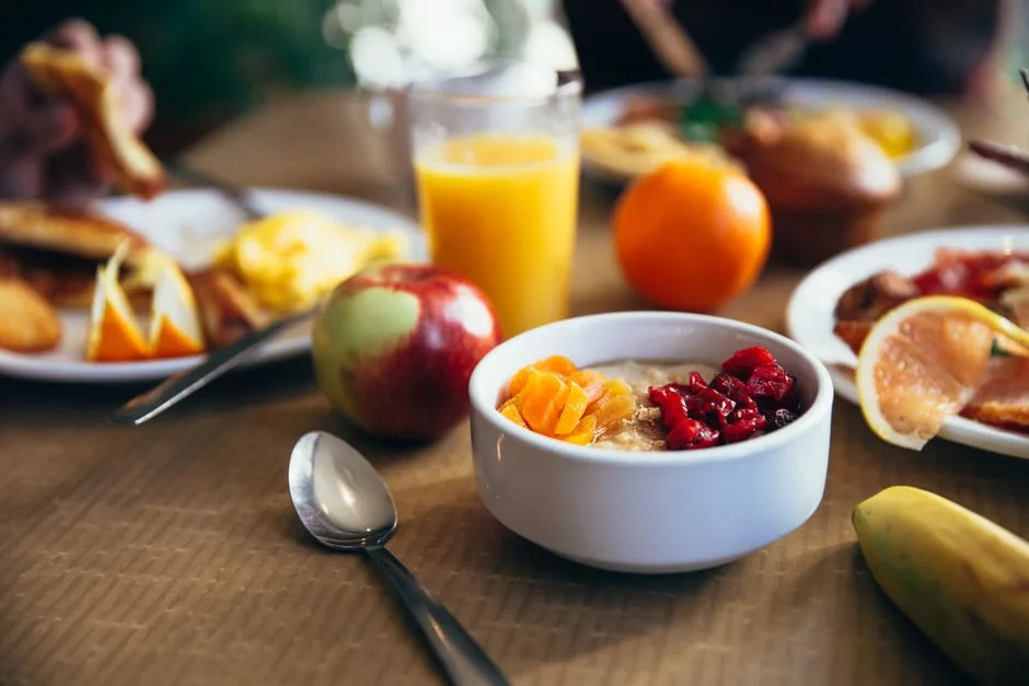 Tigela de aveia com frutas no café da manhã, sobre a mesa