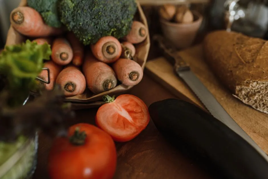 Variedade de alimentos integrais, grãos e legumes sobre a mesa