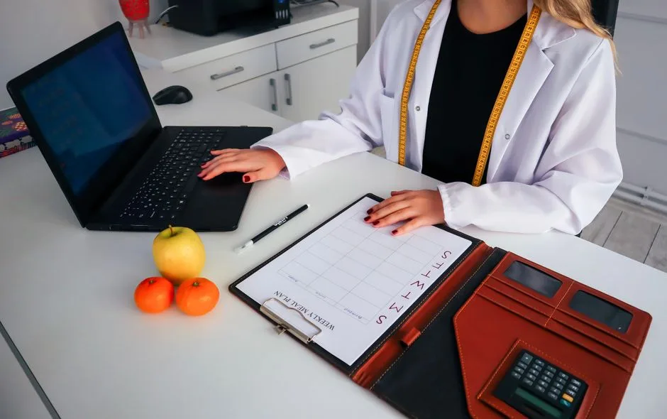 Nutricionista apresentando refeição saudável durante consulta